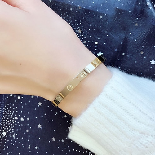 Without diamonds golden bracelet)