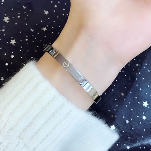 No diamonds silver bracelet)